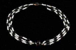 black/white necklace