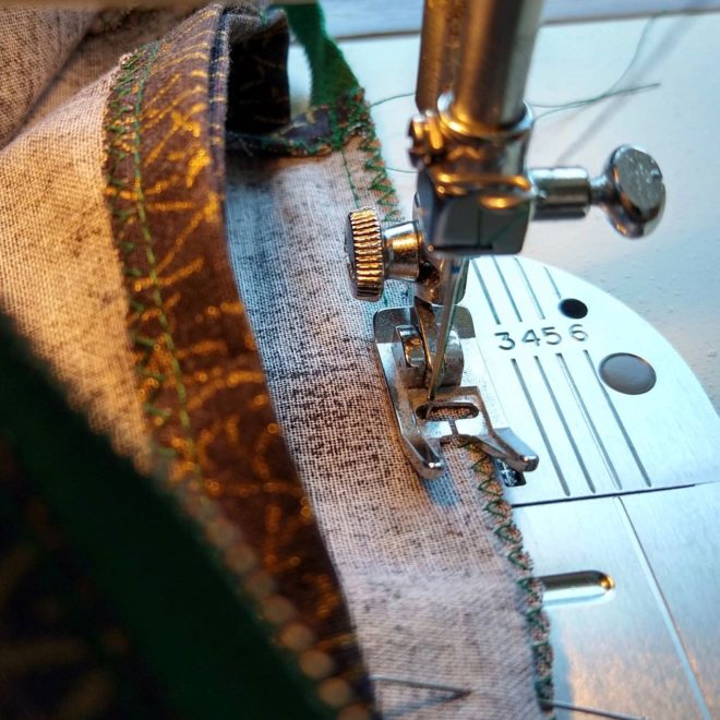 Sewing zipper, with regular machine foot and needle to side